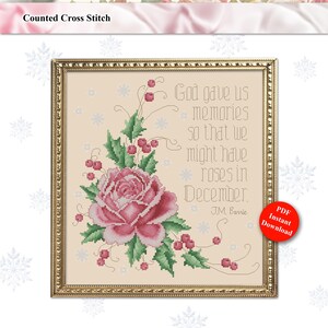 Peut inclure: Modèle de point de croix compté représentant une rose rose avec des feuilles vertes et des baies rouges. Le motif comprend la citation "Dieu nous a donné des souvenirs pour que nous ayons des roses en décembre." de J.M. Barrie.
