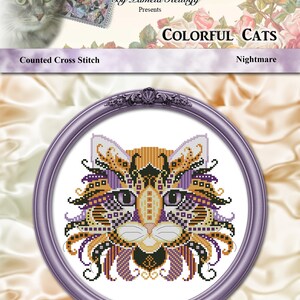 Op de afbeelding: Een geteld kruissteekpatroon van een kleurrijk kattengezicht in een paarse lijst. De vacht van de kat is een mix van oranje, paars en zwart. Het patroon heeft de titel "Kleurrijke Katten: Nachtmerrie".