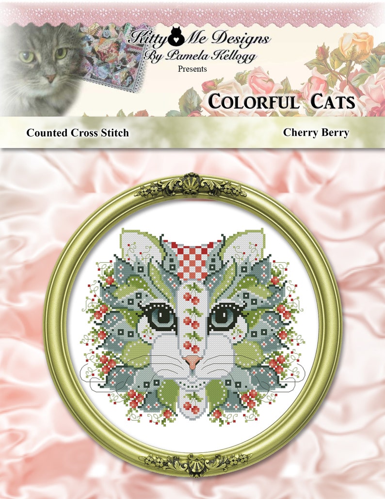 Op de afbeelding: Geteld kruissteekpatroon met een witte kat met groene, rode en blauwe bloemdetails. Het patroon is getiteld "Kleurrijke Katten: Kersenbes" en wordt gepresenteerd door Kitty Me Designs door Pamela Kellogg.