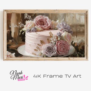 Könnte beinhalten: Gerahmter digitaler Kunstdruck mit einem rosa glasierten Kuchen, verziert mit Rosen in Rosa-, Lavendel- und Cremetönen. Goldblattakzente fügen Details hinzu. Das Kunstwerk trägt die Bezeichnung "4K Frame TV Art" und enthält das Logo "Nyah Mari Creations".