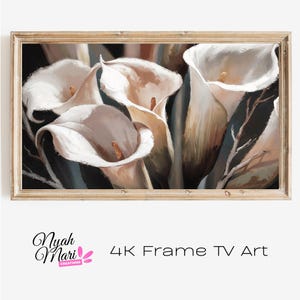Könnte beinhalten: Ein gerahmter Blumendruck mit Calla-Lilien in Weiß-, Creme- und Brauntönen vor dunklem Hintergrund. Das Kunstwerk trägt die Bezeichnung "4K Frame TV Art" und enthält das Logo des Künstlers.