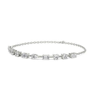 Puede incluir: Una delicada pulsera de plata con una serie de piedras preciosas transparentes de varias formas. La pulsera incluye piedras redondas, en forma de pera y de talla esmeralda, conectadas por una fina cadena. El diseño es elegante y minimalista.