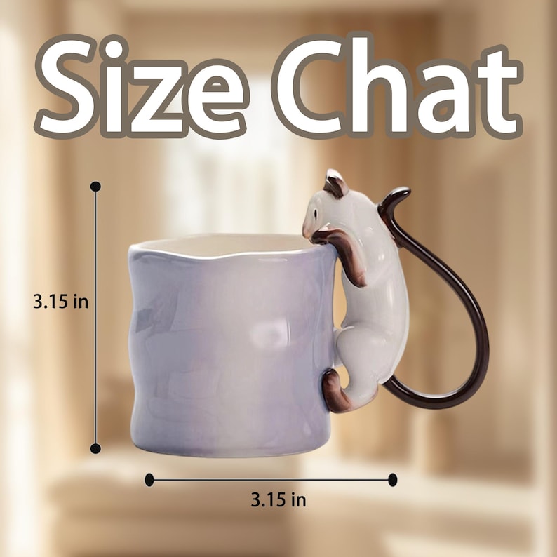 Puede incluir: Una taza de cer&aacute;mica con exterior lila claro y dise&ntilde;o de gato blanco. El gato es marr&oacute;n y blanco y parece estar trepando por la taza. La taza mide 8 cm de ancho y 8 cm de alto. El texto "Size Chat" est&aacute; en la parte superior.