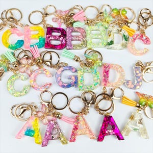 Chaveiro de letras Chaveiro de lantejoulas Chaveiro de resina personalizado Chaveiro de glitter com flores secas Chaveiro de flor de resina Chaveiro de presente Chaveiro de presente