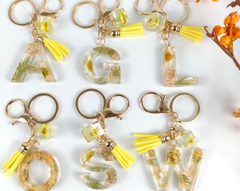 Resin flower keychain floral keyring Personalised Daisy Floral Resin Letter Keychain Custom Real Flower Keychain Bridesmaid Proposal Gifts