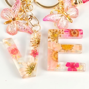 Llavero floral, llavero de resina con flores, llavero personalizado, llavero de resina con margaritas y letras, llavero personalizado con flores reales, regalo para dama de honor.