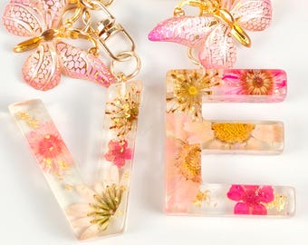 Floral keyring Resin flower keychain custom keychain Daisy Floral Resin Letter Keychain Custom Real Flower Keychain Bridesmaid Gifts