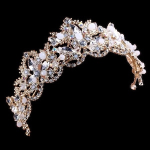 Kristallen tiara en opaalparels, gouden bruilofttiara, luxe tiara, bruiloftshaartoebehoren, haarsieraden, kroon afbeelding 2