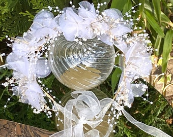 Corona de boda Pétalos de flores en tela de velo blanco, hilo dorado, Perlas y Pedrería, Diadema de flores de boda, complementos para el cabello de boda.