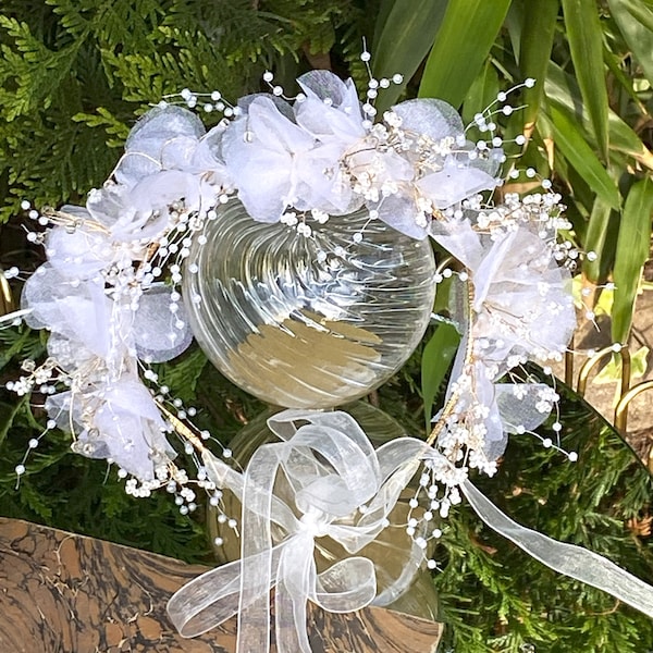 Couronne mariage Pétales de Fleurs en Tissu de voile blanc, fil d'or, Perles et Strass, Bandeau fleurs mariage, accessoires cheveux mariage.