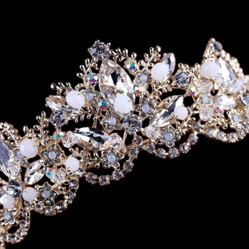 Kristallen tiara en opaalparels, gouden bruilofttiara, luxe tiara, bruiloftshaartoebehoren, haarsieraden, kroon afbeelding 3