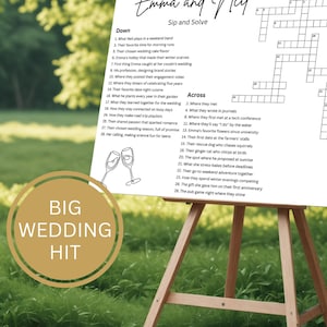 Peut inclure: Un puzzle de mots croisés de mariage blanc avec le titre "Emma et Neil Sip and Solve" imprimé en haut. Le puzzle de mots croisés est sur un chevalet devant un fond vert herbeux.