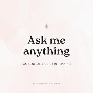 Puede incluir: Un fondo de acuarela rosa y blanco con una estrella dorada. El texto "Ask me anything" est&aacute; en negrita negra. Debajo del texto est&aacute; la frase "I am generally quick in replying" en letra negra m&aacute;s peque&ntilde;a. El texto "@bunnytweetyandtrees" est&aacute; en la parte inferior de la imagen.