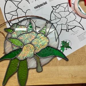 Digitaal glas-in-loodpatroon / marihuanaknop / PDF Instant Download (gemiddeld)