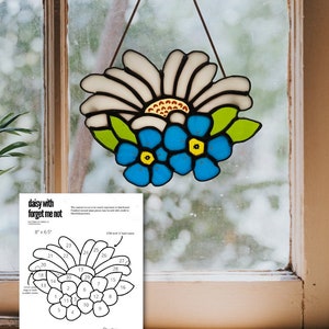 Digital Stained Glass Pattern / Daisy and Forget-me-not flowers / PDF Instant Download (Beginner to Intermediate)