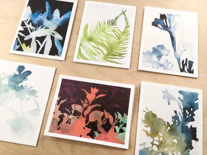 K&ouml;nnte beinhalten: Sechs Aquarellbilder auf wei&szlig;em Karton mit verschiedenen botanischen Silhouetten. Die Bilder sind in Blaut&ouml;nen, Gr&uuml;nt&ouml;nen und Orange gehalten.
