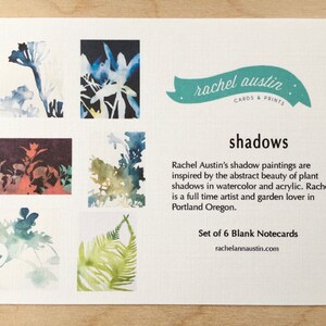 K&ouml;nnte beinhalten: Satz mit 6 leeren Notizbl&auml;ttern mit Aquarellmalereien von Pflanzenschatten. Die Notizbl&auml;tter sind von Rachel Austin, einer Vollzeitk&uuml;nstlerin und Gartenliebhaberin in Portland, Oregon. Der Text auf der Karte lautet "shadows" und "rachelannaustin.com".