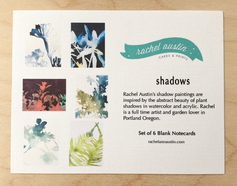K&ouml;nnte beinhalten: Satz mit 6 leeren Notizbl&auml;ttern mit Aquarellmalereien von Pflanzenschatten. Die Notizbl&auml;tter sind von Rachel Austin, einer Vollzeitk&uuml;nstlerin und Gartenliebhaberin in Portland, Oregon. Der Text auf der Karte lautet "shadows" und "rachelannaustin.com".