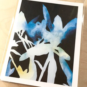 K&ouml;nnte beinhalten: Abstrakte Aquarellmalerei mit wei&szlig;en und blauen Formen auf schwarzem Hintergrund. Die Formen &auml;hneln Bl&auml;ttern oder Blumen.