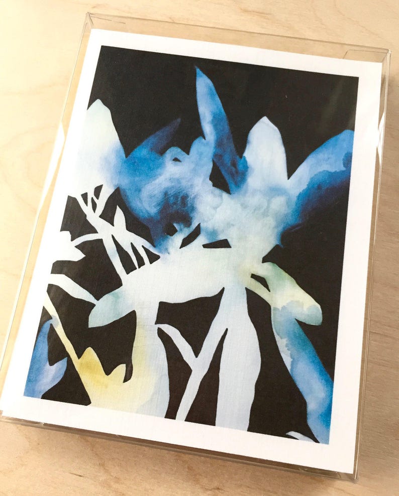 K&ouml;nnte beinhalten: Abstrakte Aquarellmalerei mit wei&szlig;en und blauen Formen auf schwarzem Hintergrund. Die Formen &auml;hneln Bl&auml;ttern oder Blumen.