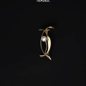 Antique Gold Brooch with Akoya Saltwater Pearl, Classic Collection