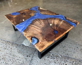 Unieke Esdoorn Burl Salontafel Met Blauwe Epoxyhars River - Rechthoekige Houten Salontafel Gemaakt Van Esdoorn En Hars Met Natuurlijk Design