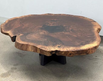 Tavolino da caffè in lastra di noce con una bella forma organica - Tavolino da caffè unico fatto a mano realizzato in legno massello naturale con bordo vivo