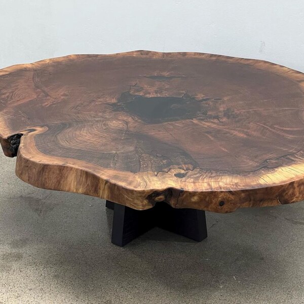 Table basse en plaque de noyer avec une belle forme organique - Table basse unique faite main en bois naturel massif avec rebords dynamiques