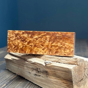 Stabilisierter Holzblock aus karelischer Birke in natürlicher Farbe, perfekt für Holzbearbeitungsprojekte, Messergriffe und Stiftdrehen