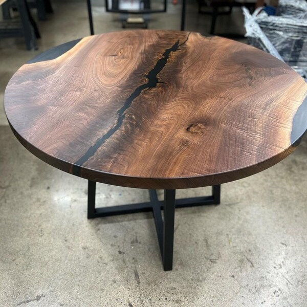 Table basse ronde en noyer avec rembourrage en résine époxy noire - Table basse en bois unique fabriquée à partir de bois de noyer massif - Table rustique en noyer