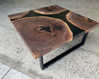 Table basse en ronce de noyer fabriquée à partir de plaques de bois massif et de résine époxy noire - Table basse carrée unique en forme de biscuits en noyer avec un design naturel