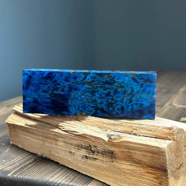 Stabilisierter Holzblock aus karelischer Birke mit blauem Pigment, perfekt für Messergriffe und Holzbearbeitungsprojekte
