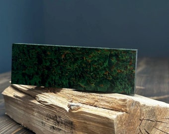 Bloc de bois de bouleau de Carélie avec pigment vert, parfait pour les manches de couteaux et les créations manuelles