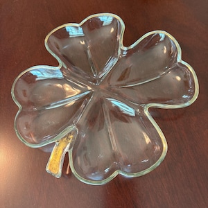 Puede incluir: Un letrero de madera hecho a mano con la palabra "Welcome" escrita a mano. El letrero está pintado de blanco con un acabado envejecido y un pequeño corazón decorativo. Diseñado para uso en interiores o exteriores.