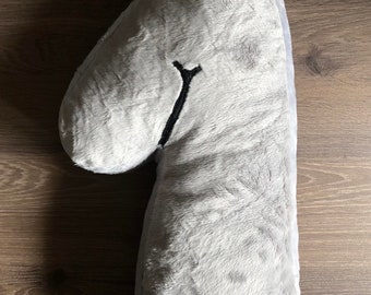 1-shaped pillow with eyes