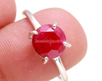 Anel de rubi, joia em prata de lei 925 com pedra preciosa vermelha.