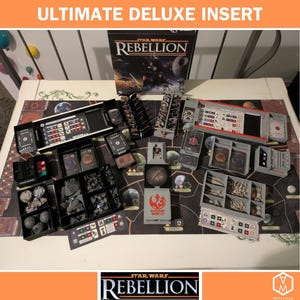 Op de afbeelding: Een Star Wars Rebellion bordspel organizer set met meerdere grijze en zwarte plastic bakjes voor spelonderdelen. De set bevat gespecialiseerde vakken voor kaarten, fiches en miniaturen, waarbij één inzetstuk de tekst CHOOSE WISELY bevat.