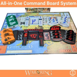 Puede incluir: Un sistema de tablero de mando todo en uno para un juego de mesa. El tablero presenta un diseño de mapa con varias piezas de juego, dados y cartas. La combinación de colores incluye elementos naranjas, verdes, negros y blancos. El texto "WARRIORS OF MIDDLE EARTH" es visible.