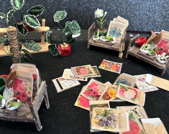 Puede incluir: Una colección de artículos de jardinería en miniatura que incluye pequeños bancos de madera, réplicas de plantas en macetas con hojas verdes y numerosos sobres de semillas de papel con ilustraciones florales coloridas y etiquetas.