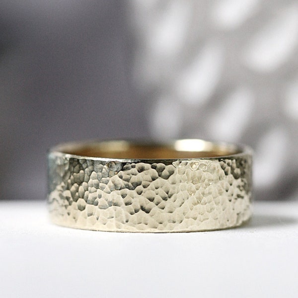 ハンマー仕上げの14金製結婚指輪、男女兼用リング