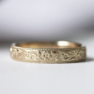 Bloemen trouwring / vintage look ring / damestrouwring / romantische band massief 14k of 10k geel goud / skinny stapelring petunia