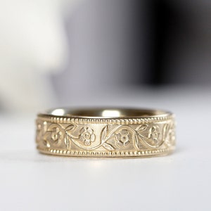 Romantic Wedding Ring / Floral Wedding Band / Womens Wedding Band / Wedding Ring With Flowers / 14k Gold / Dainty Wedding Ring / Petunia