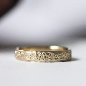 Floral Wedding Band / Vintage Look Wedding Ring / Womens Wedding Band / Romantic Wedding Band Solid 18k Yellow Gold / Stacking Ring Petunia