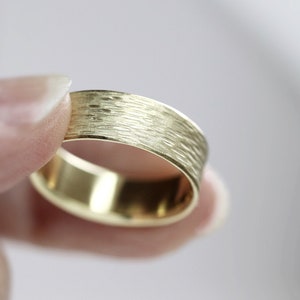 ハンマー仕上げの14金イエローゴールド製結婚指輪、テクスチャー加工のモダンリング