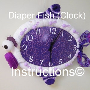 Peut inclure: Horloge en forme de poisson en couches de couleur violette et blanche avec un cadran blanc et des chiffres violets. Le poisson a une chaussette violette et blanche sur sa queue et un nœud violet avec des pois blancs.