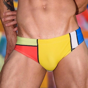 Puede incluir: Bañador de hombre con estampado geométrico en amarillo, rojo, verde, azul y blanco.