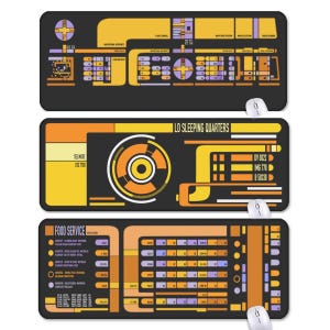 Peut inclure: Trois tapis de souris rectangulaires avec un fond noir et des graphiques jaunes, orange et violets. Les tapis présentent des motifs rappelant un tableau de bord de vaisseau spatial. Chaque tapis a une souris blanche.