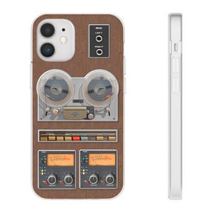 Könnte beinhalten: Eine weiße Handyhülle mit einem Design eines Vintage-Tonbandgeräts. Die Hülle hat einen braunen Holzmaserungshintergrund mit silbernen Akzenten und ein schwarz-weißes Tonbandgerät mit zwei Spulen. Die Hülle enthält auch ein Mikrofon, linke und rechte Eingangsbuchsen und einen Lautstärkeregler.