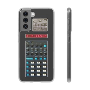 Op de afbeelding: Een grijze telefoonhoes met een rekenmachine-ontwerp. De rekenmachine heeft een rood display dat het getal 3.141592654 laat zien. De hoes heeft een zwart-wit rekenmachine-toetsenbord met blauwe knoppen.