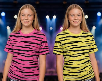 Könnte beinhalten: Zwei Personen tragen passende kurzärmelige T-Shirts. Eines ist rosa mit schwarzen Zebrastreifen, das andere ist gelb mit schwarzen Zebrastreifen. Der Hintergrund ist eine Bühne mit Scheinwerfern.